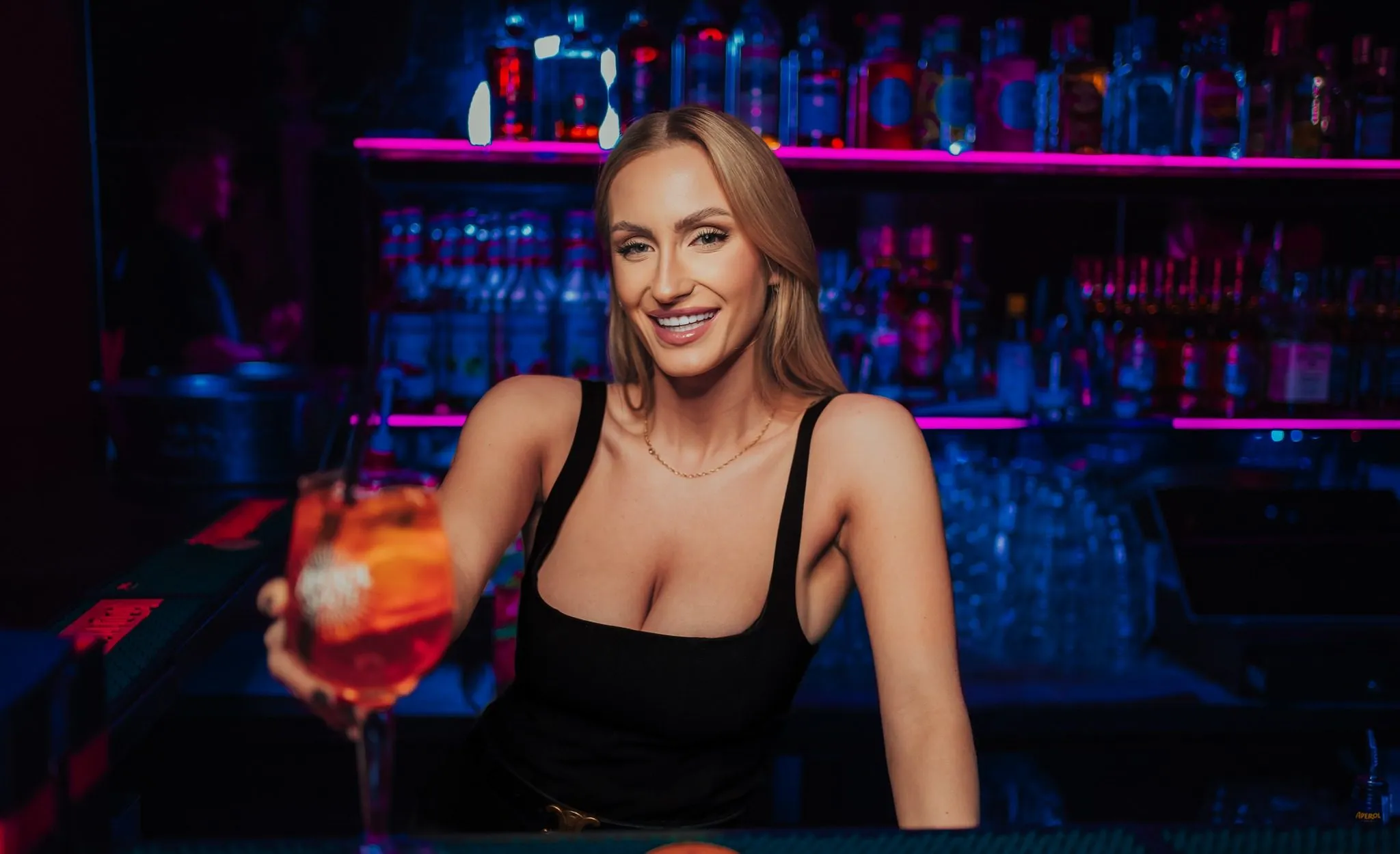 Pub crawl with party hostess in Budapest